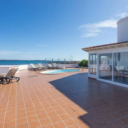 Corralejo Beachfront Villa Remos With Private Heated Pool, Bbq & Fast Wifi By Amazzzing Travel